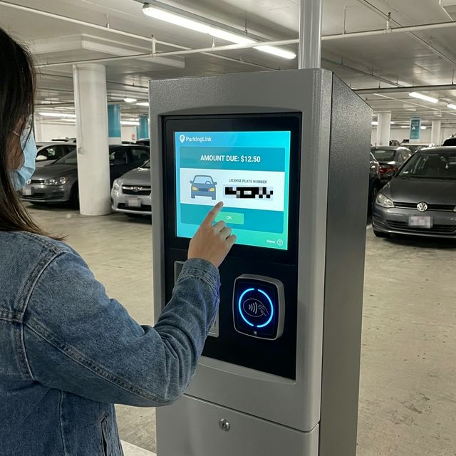 Utente che paga al totem